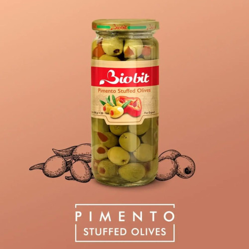 زیتون سبز با مغز فلفل دلمه قرمز